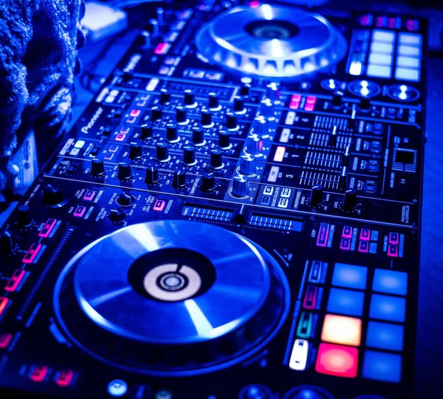 DJ και μουσική κάλυψη